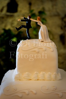 Fotografi matrimonio Napoli. Dettagli personalizzati matrimonio: divertenti  topper cake