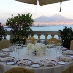 Matrimonio elegante a Napoli. Pranzo nuziale sulla terrazza del Grand Hotel Excelsior. Panorama mozzafiato.